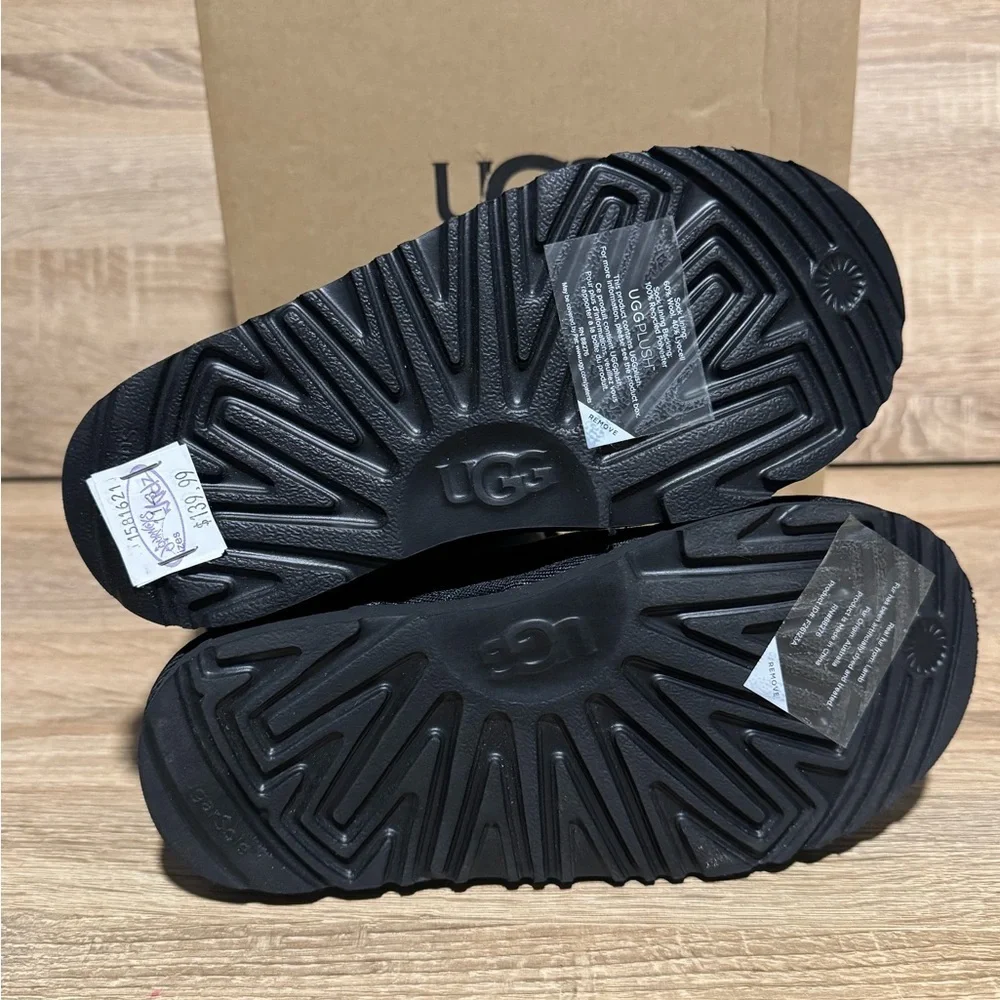 NIB UGG Classic II Kids 2 Black Winter Snow Boots size 2Y Shearling boys girls